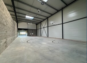 Light Industrial in Villebon-sur-Yvette to rent Interior Photo- Image 1 of 5