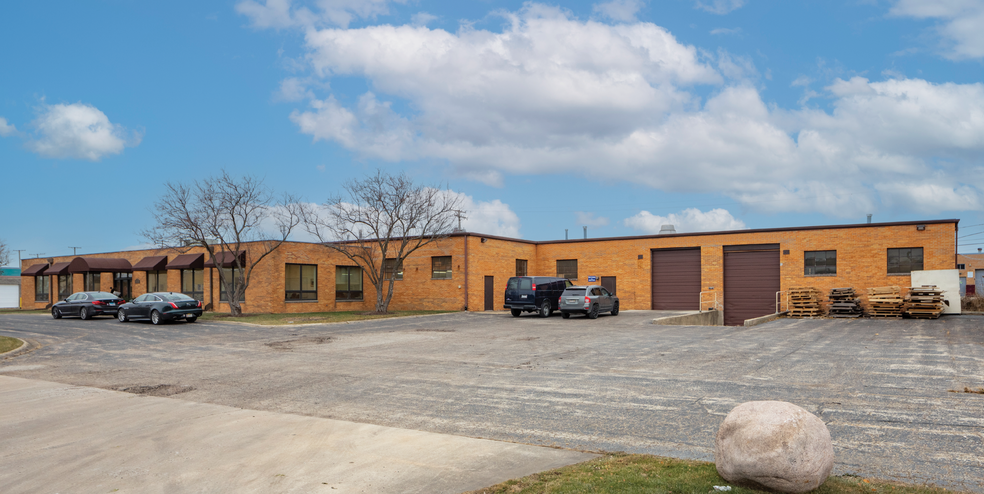 325 W Fay Ave, Addison, IL for rent - Primary Photo - Image 1 of 1