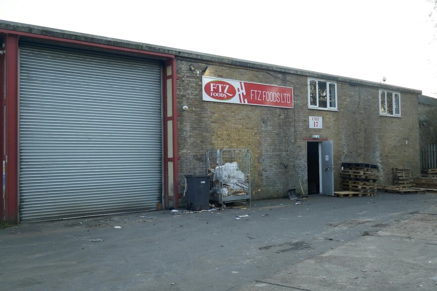 River Way, Harlow to rent - Building Photo - Image 2 of 7