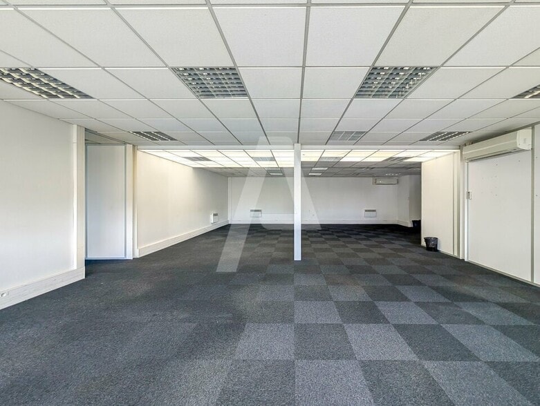 4 Avenue Emile Baudot, Massy to rent - Interior Photo - Image 2 of 14