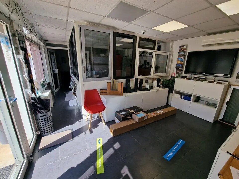 Retail in Nice for sale Interior Photo- Image 1 of 4