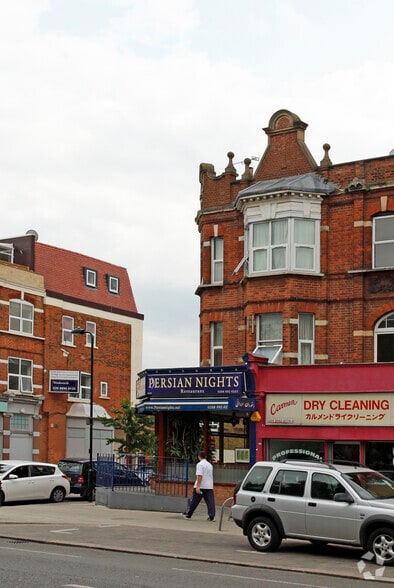 379 Uxbridge Rd, London to rent - Building Photo - Image 3 of 14