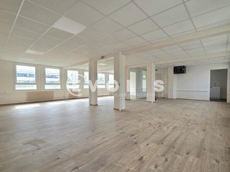 Office in Ivry-sur-Seine to rent - Interior Photo - Image 2 of 9