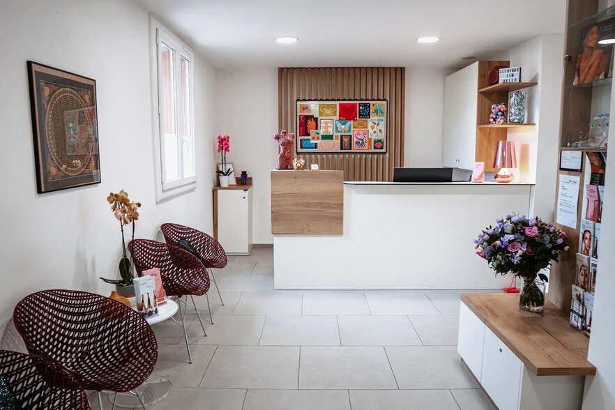 Retail in LUYNES for sale - Lobby - Image 1 of 4