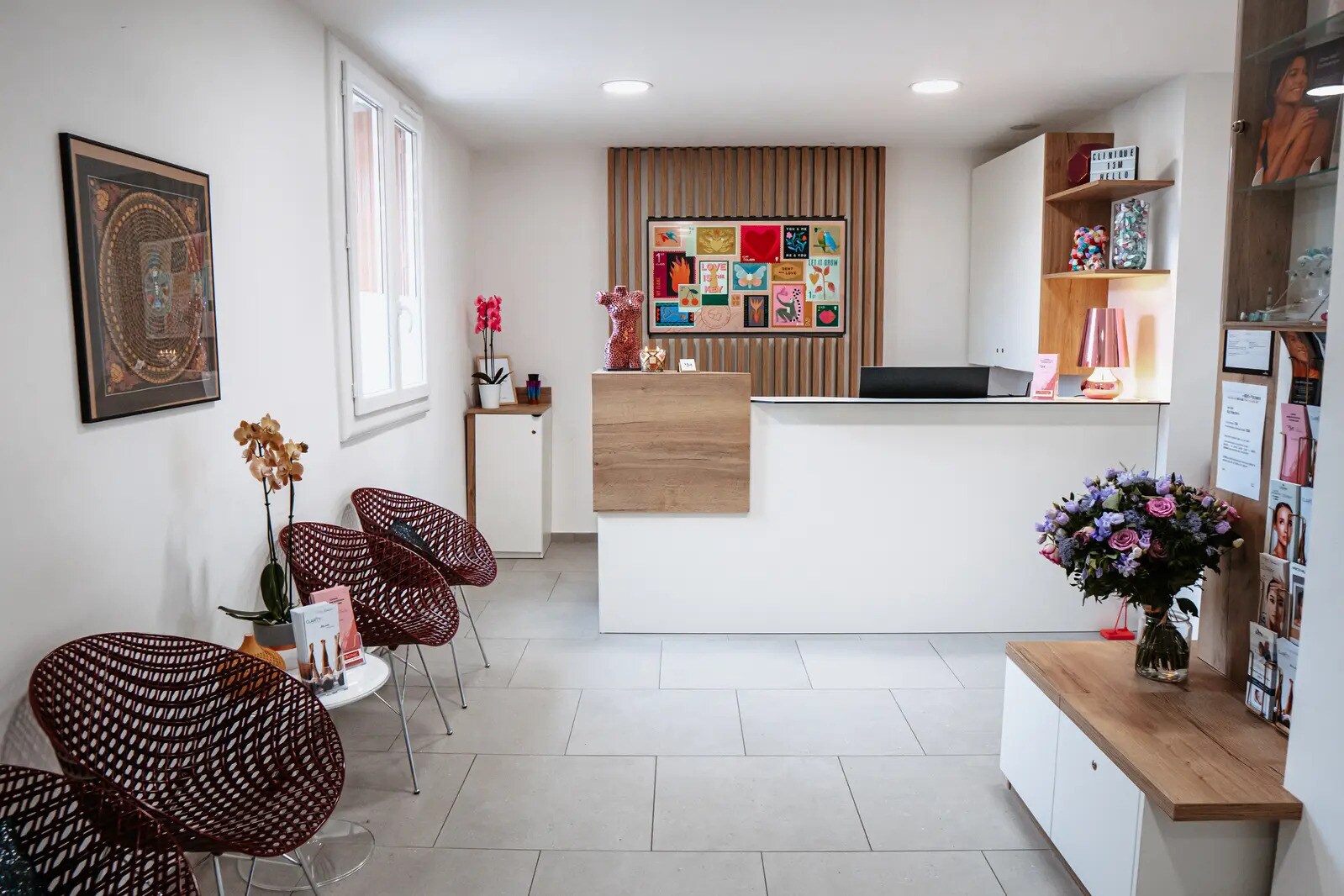 Retail in LUYNES for sale Lobby- Image 1 of 5