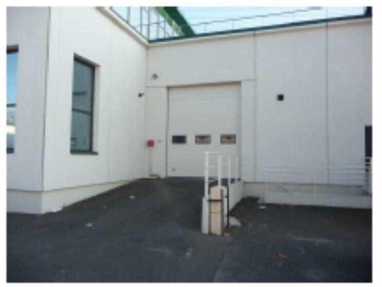 Industrial in Villeneuve-la-Garenne to rent - Building Photo - Image 2 of 8