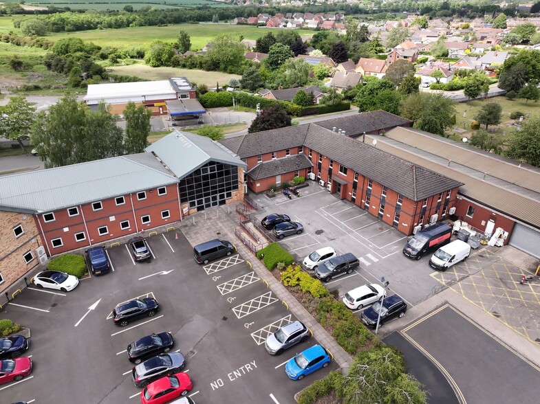 Holmes Way, Boston Road Ind Est portfolio of 2 properties for sale on LoopNet.co.uk - Building Photo - Image 3 of 11