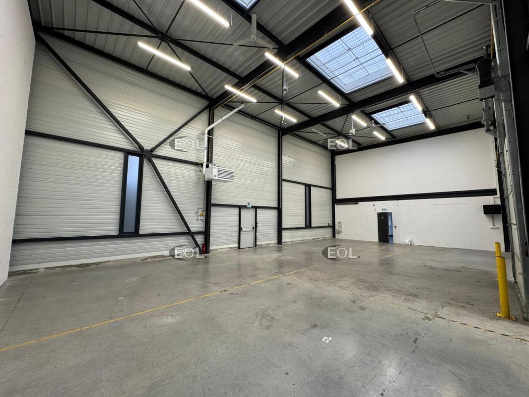 Light Industrial in Fontenay-Trésigny to rent Interior Photo- Image 1 of 9