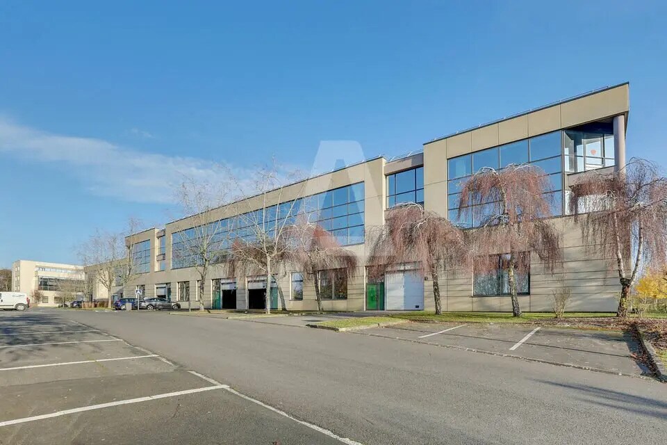 Light Industrial in Les Ulis to rent Building Photo- Image 1 of 5
