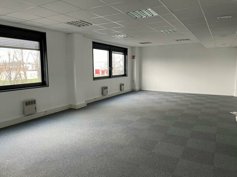 Office in Saint-Quentin-Fallavier to rent - Interior Photo - Image 1 of 23