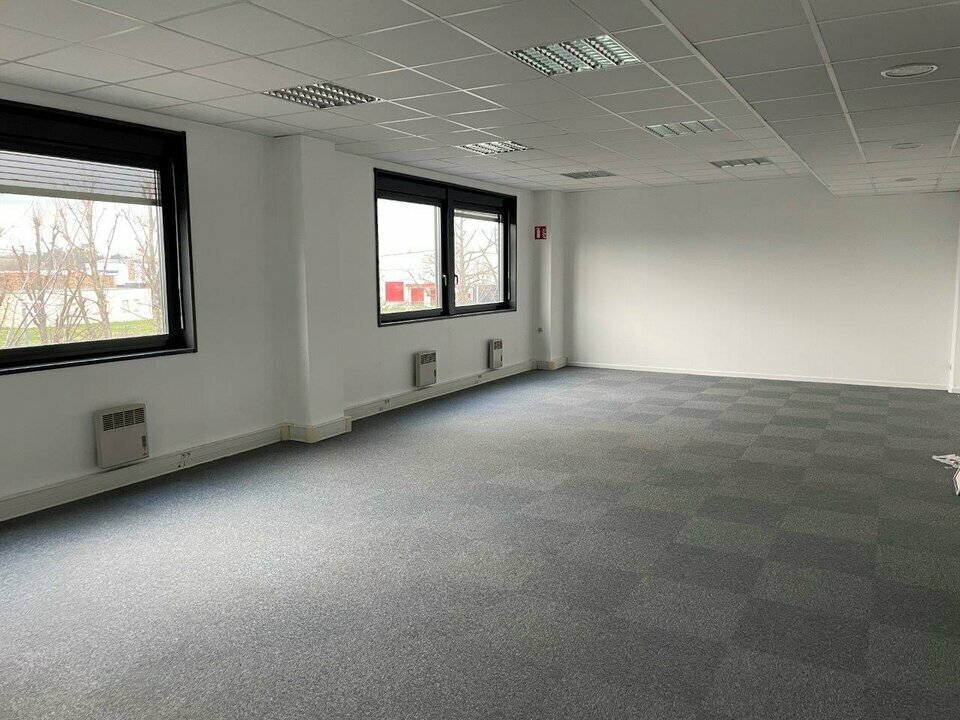 Office in Saint-Quentin-Fallavier to rent Interior Photo- Image 1 of 24