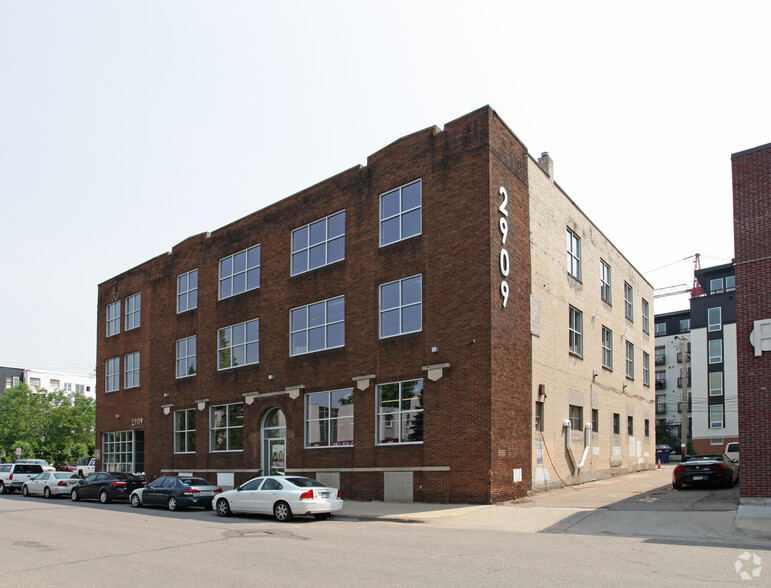 2909 Bryant Ave S, Minneapolis, MN for rent - Building Photo - Image 1 of 2