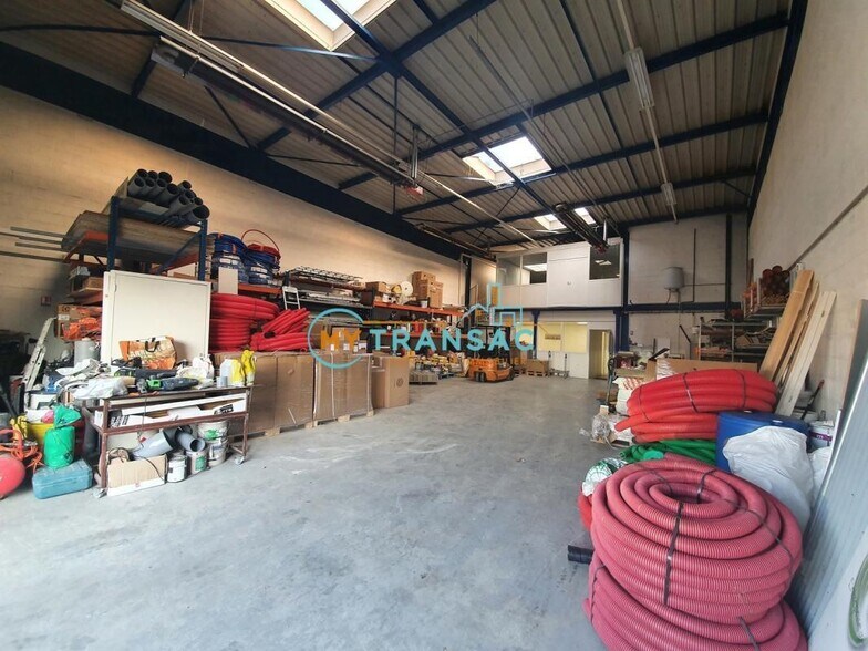 Light Industrial in Chelles to rent - Building Photo - Image 2 of 16