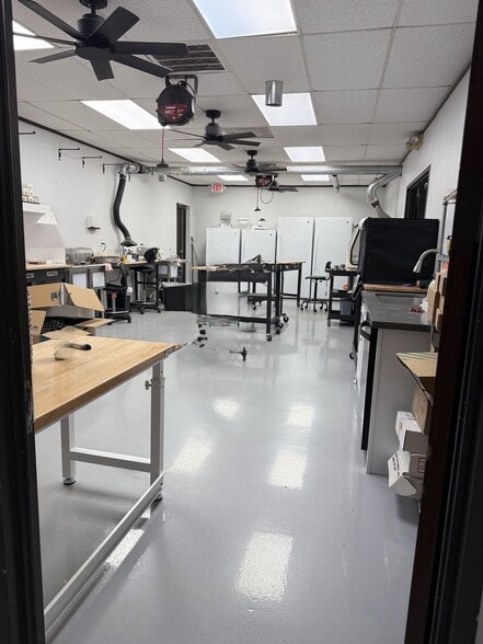 16203 Park Row, Houston, TX to rent - Building Photo - Image 3 of 17