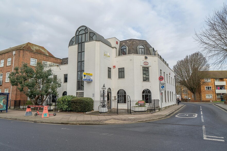 7 Kings Rd, Southsea to rent - Building Photo - Image 1 of 21