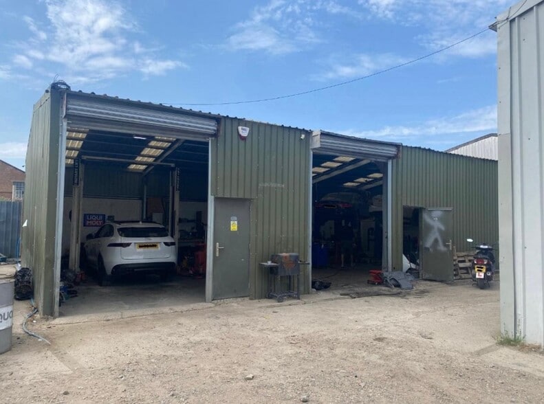 Manor Way, Swanscombe to rent - Building Photo - Image 2 of 6