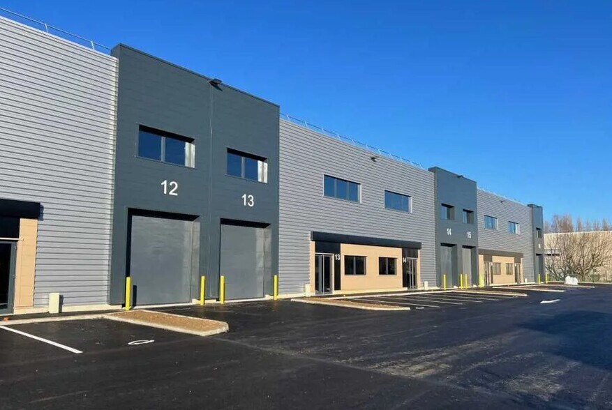 Industrial in Buc to rent - Building Photo - Image 3 of 3
