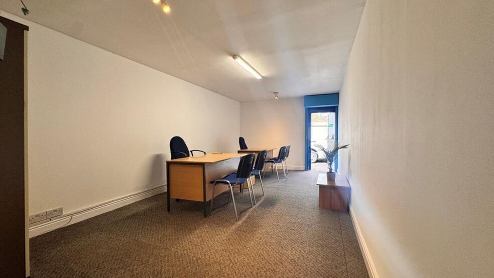 17-17A Walm Ln, London to rent - Building Photo - Image 2 of 3