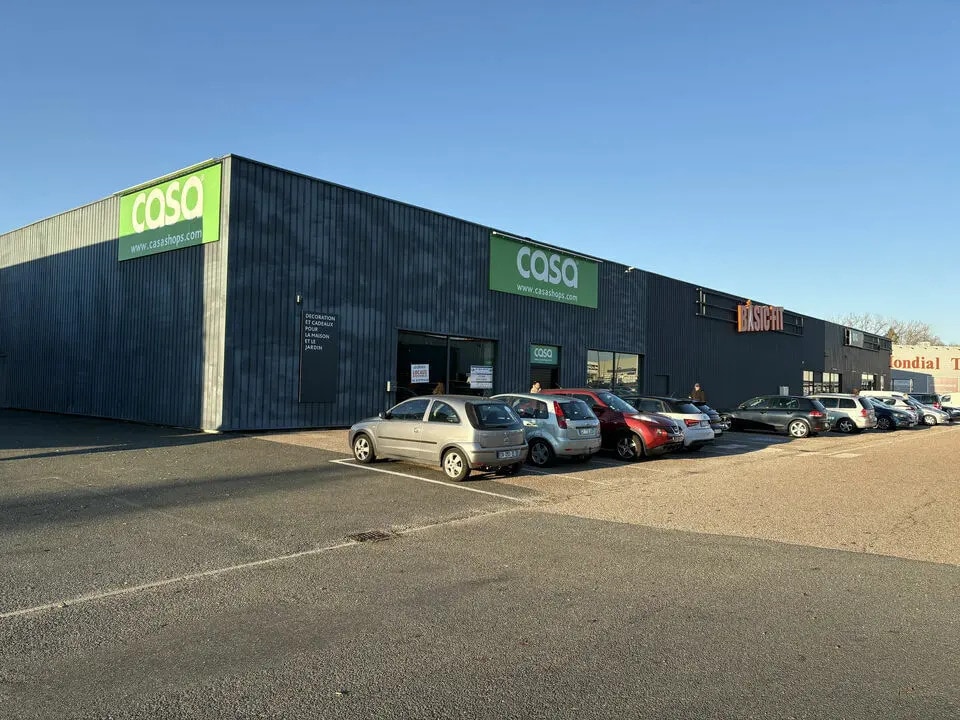 Location Commerce 690 m² - Photo 1