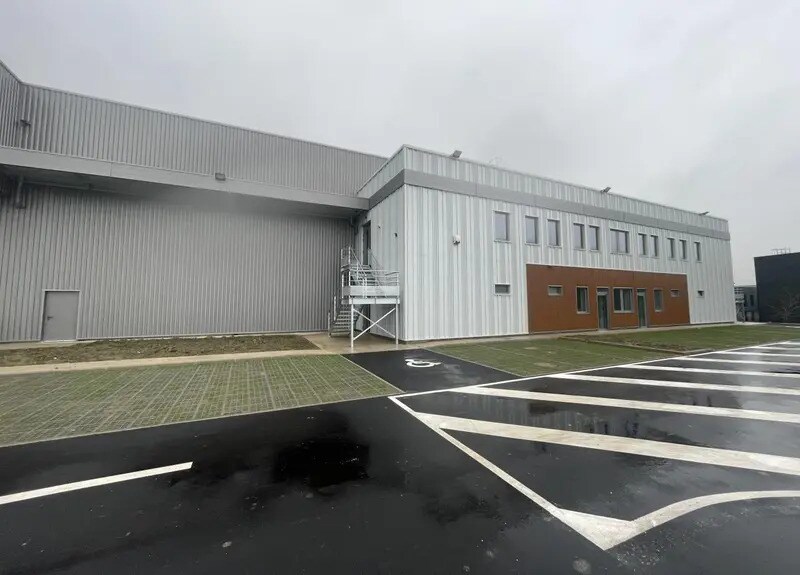 Light Industrial in Frépillon to rent Building Photo- Image 1 of 15