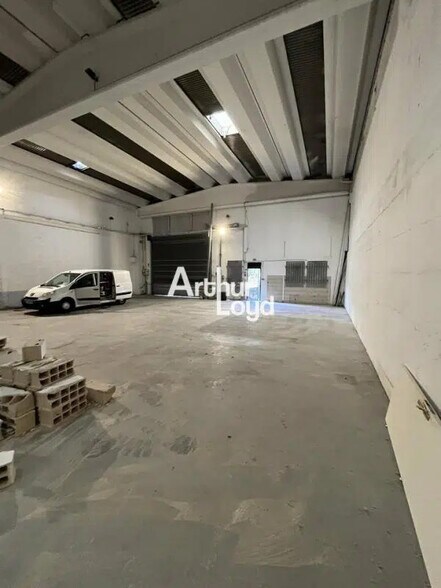 Light Industrial in Antibes to rent - Interior Photo - Image 2 of 6