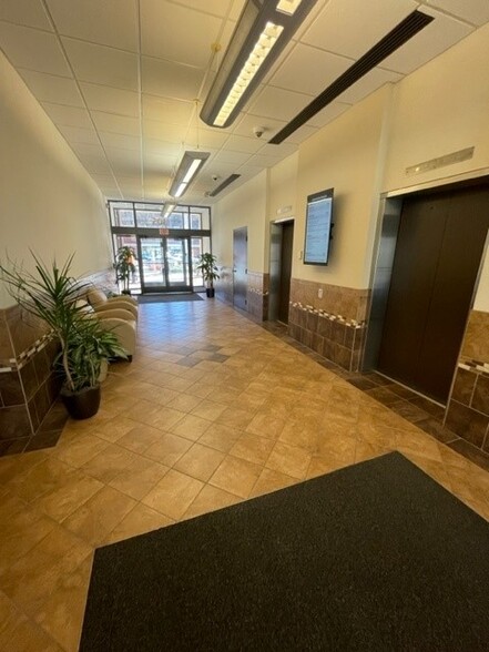 305 Mt Lebanon Blvd, Pittsburgh, PA for rent - Lobby - Image 2 of 4