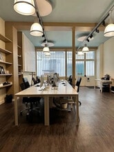 Retail in Paris to rent Interior Photo- Image 1 of 4