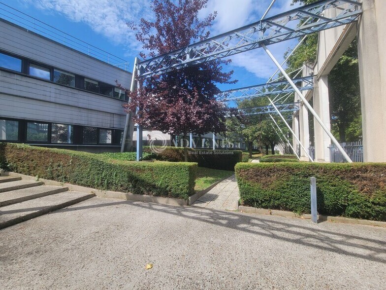 Office in Saint-Denis to rent - Building Photo - Image 2 of 10