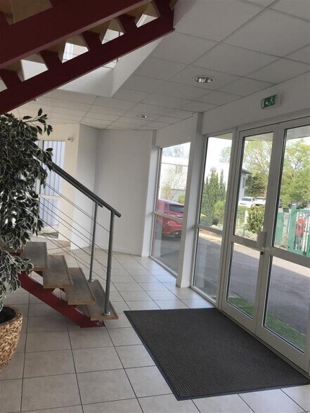 Office in Saint-Jean to rent - Lobby - Image 3 of 8