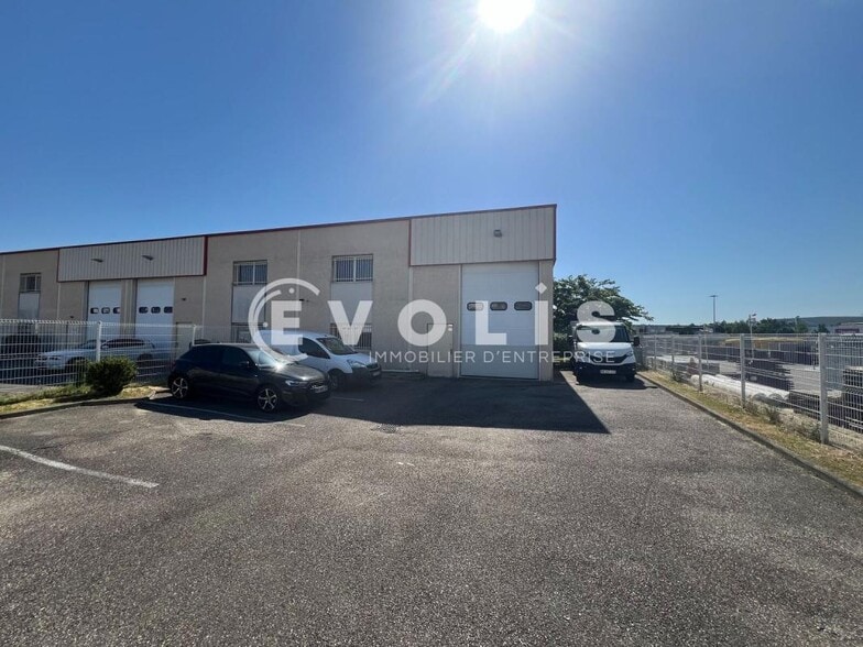 Light Industrial in Chassieu to rent - Building Photo - Image 2 of 8