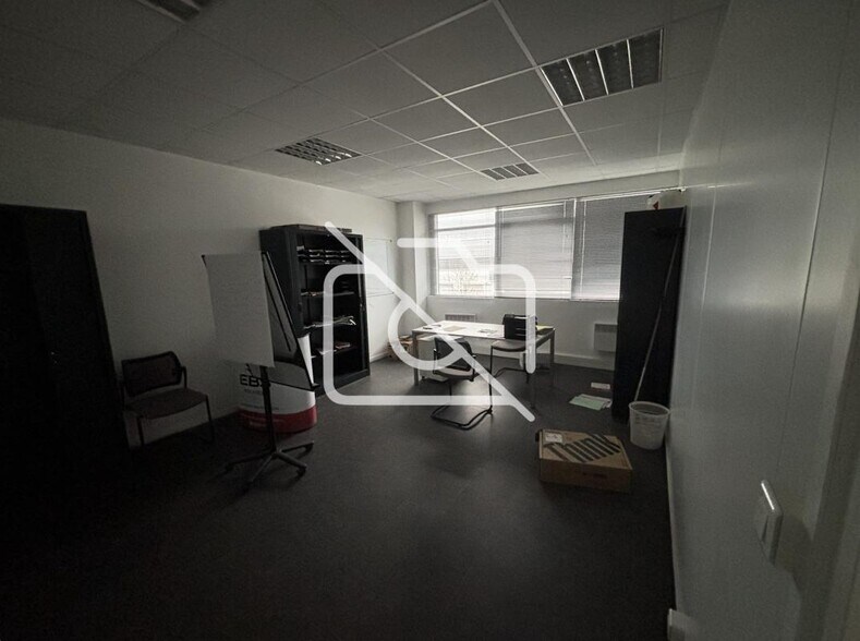 Industrial in Bois-d'Arcy to rent - Interior Photo - Image 3 of 7