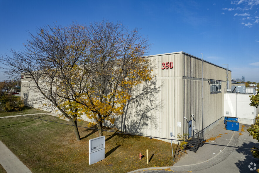 350 Evans Ave, Toronto, ON for rent - Primary Photo - Image 1 of 5