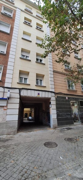 Industrial in Madrid, Madrid to rent - Primary Photo - Image 1 of 9