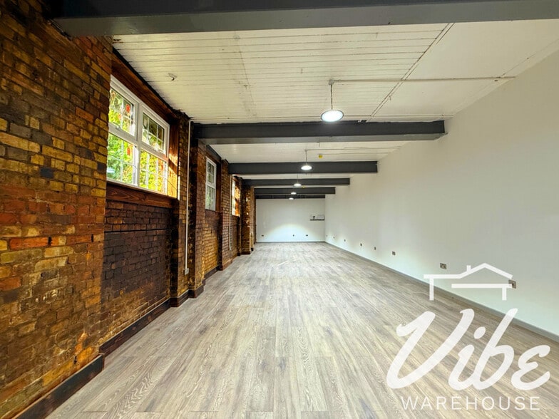 22 Clarence Mews, London to rent - Building Photo - Image 3 of 10