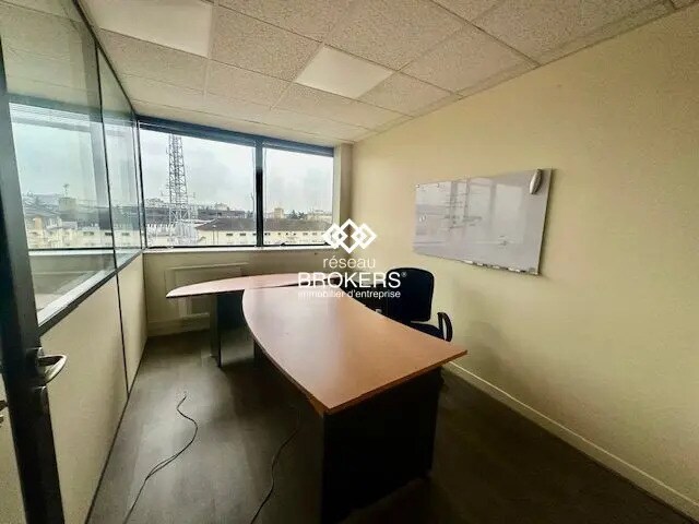 Office in Cergy to rent - Interior Photo - Image 2 of 8
