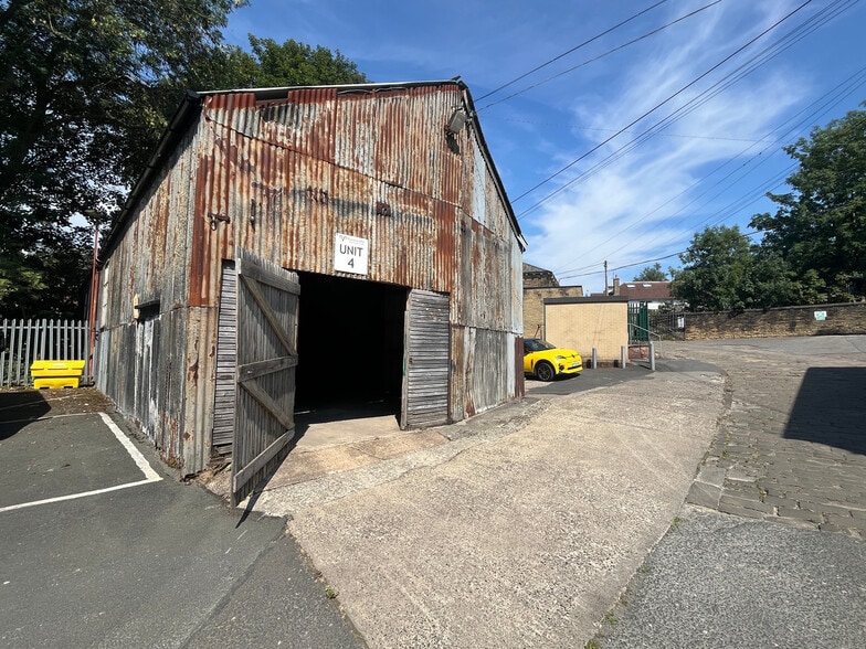 Ravenscliffe Rd, Pudsey to rent - Building Photo - Image 1 of 3