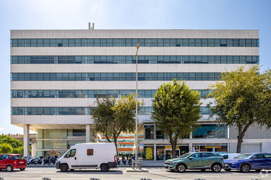 Carrer de Tirso de Molina, 3, Cornellà de Llobregat, Barcelona to rent - Building Photo - Image 3 of 4