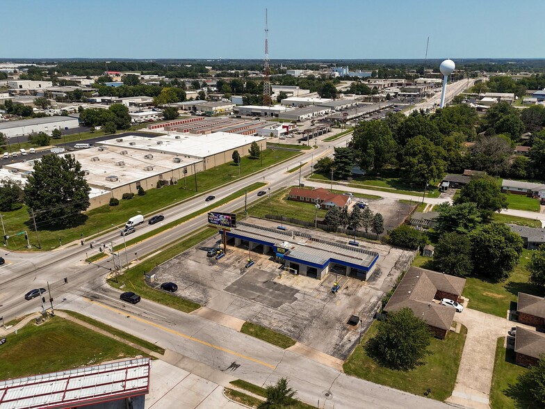 2812 E Chestnut Expy, Springfield, MO for sale - Primary Photo - Image 1 of 29