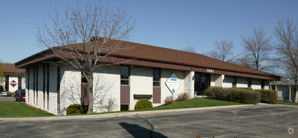 1051 N Lynndale Dr, Appleton, WI for rent Building Photo- Image 1 of 2