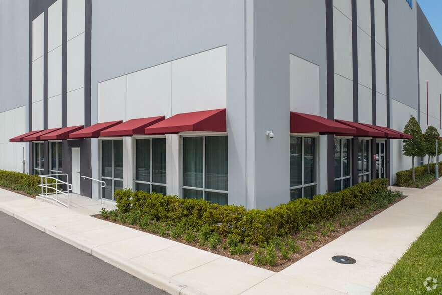 4220 W 104th St, Hialeah, FL to rent - Building Photo - Image 3 of 4