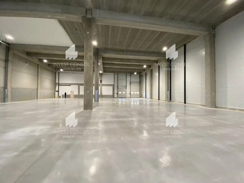 Light Industrial in Nanterre to rent - Interior Photo - Image 3 of 9