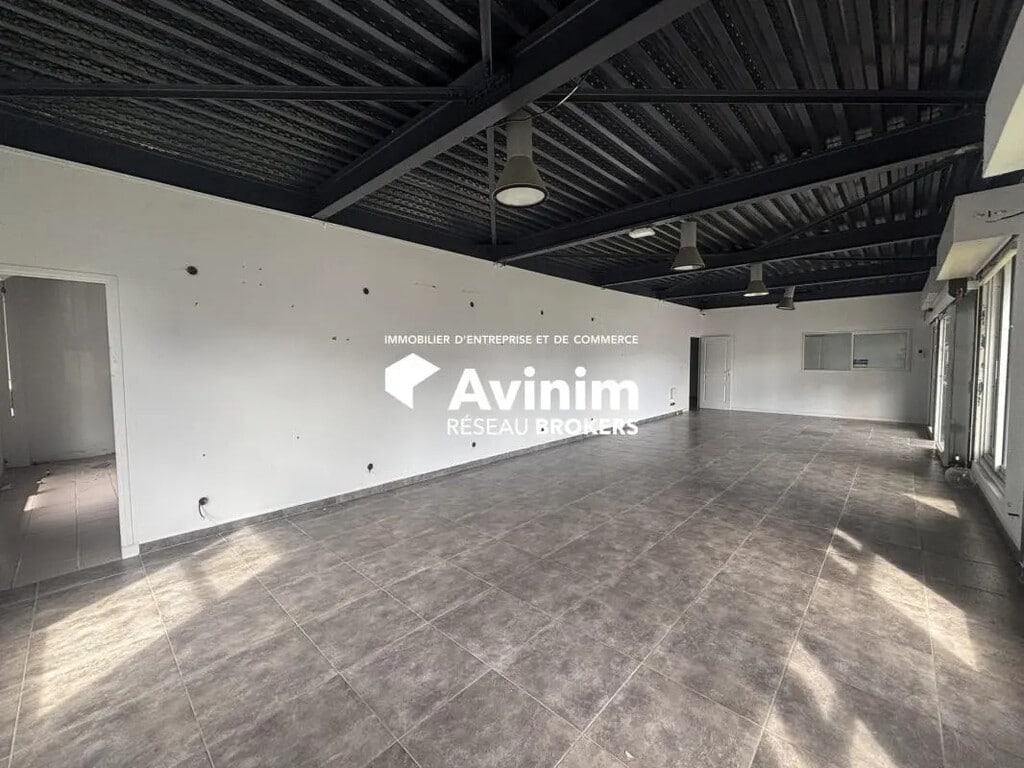 Location Commerce 200 m² - Photo 1