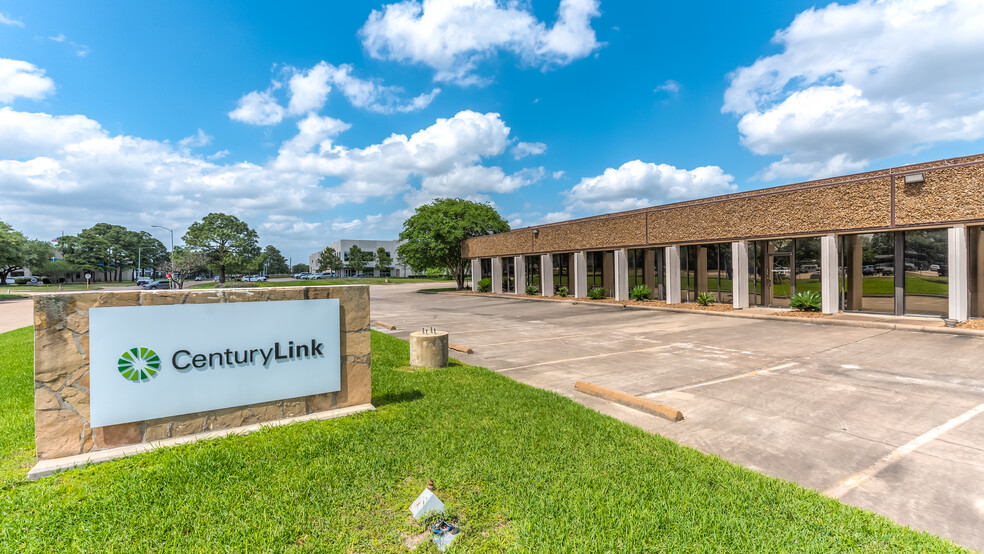 7000-7070 Empire Central Dr, Houston, TX for rent - Building Photo - Image 1 of 8