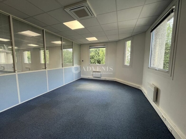 Office in Tremblay-en-France to rent - Interior Photo - Image 2 of 6