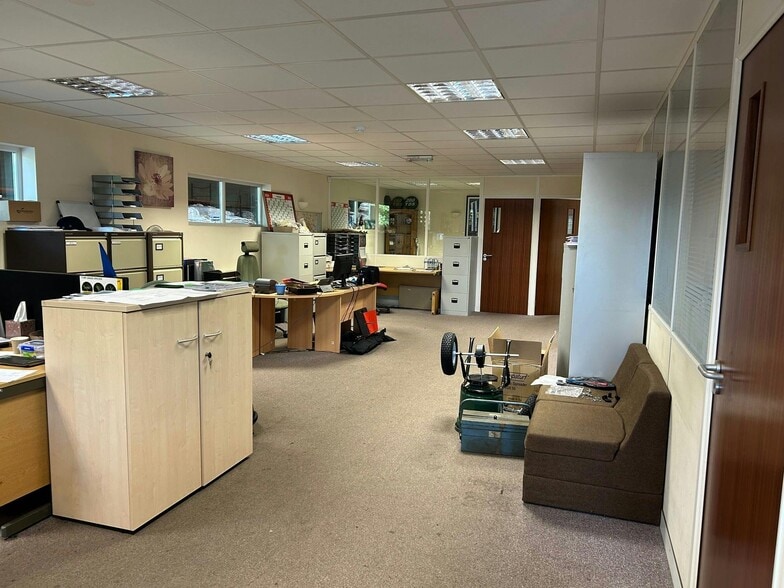 Unit 2, Millside Park Winkfield, Windsor to rent - Building Photo - Image 3 of 8