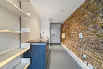 17 Willow St, London for sale Interior Photo- Image 1 of 3