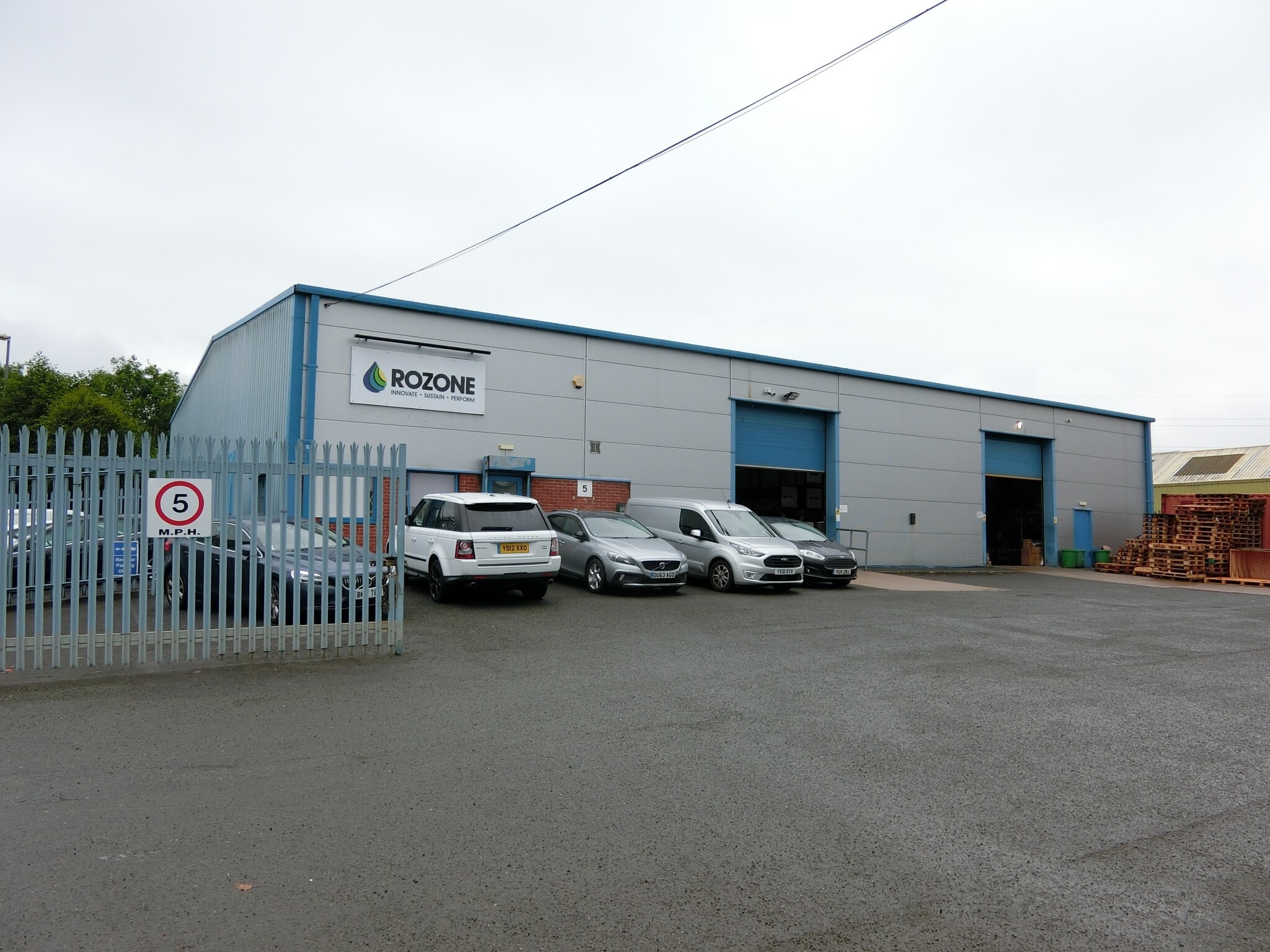 Queen St, Darlaston to rent Building Photo- Image 1 of 2