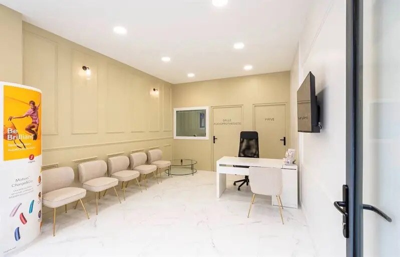 Retail in Neuilly-Plaisance to rent Interior Photo- Image 1 of 5