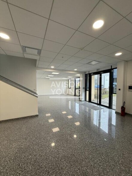 Light Industrial in Le Mesnil-Amelot to rent - Lobby - Image 3 of 7