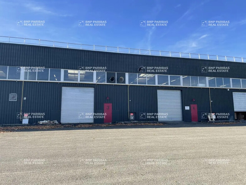 Light Industrial in Coignières to rent - Primary Photo - Image 1 of 15